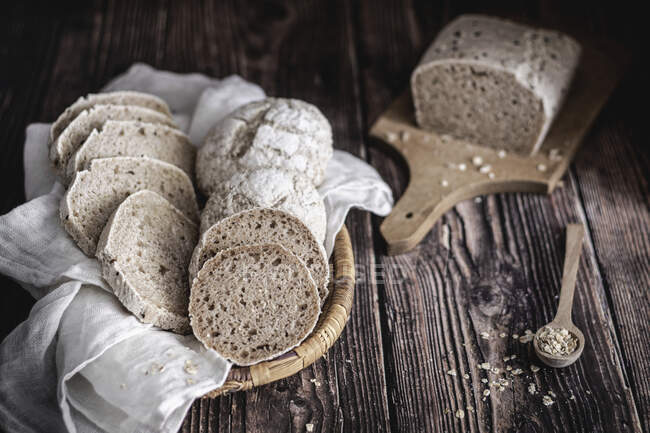 Pan y bollos sin gluten en la cesta - foto de stock