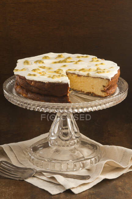 Cheesecake with meringue and passion fruits — Stock Photo