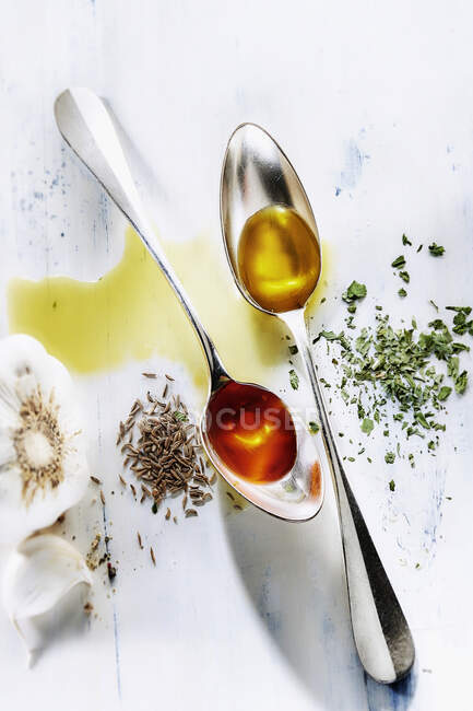 Diversi tipi di olio su due cucchiai — Foto stock