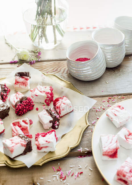 Strawberry swirl marshmallows cut in pieces — Stock Photo