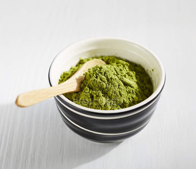 Зеленый чай Маття порошок в миске с деревянной ложкой — стоковое фото