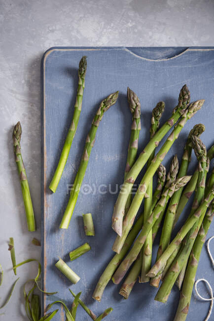 Asparagi verdi freschi sul tavolo di legno — Foto stock