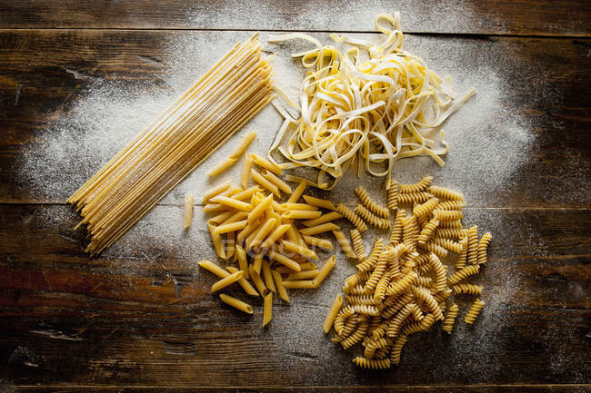 Сушеные макароны, тальятелле, спагетти, пенне и фузилли — стоковое фото
