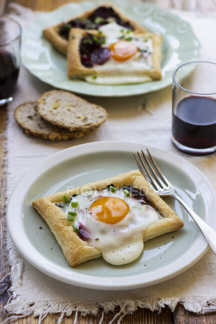 Blätterteig-Mini-Torten mit Roter Bete, Ei und Chieve, Pfeffer, Brot, Rotwein — Stockfoto