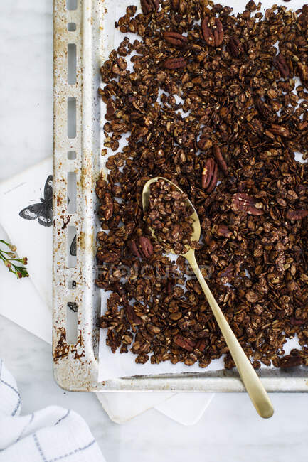 Espresso et granola au chocolat sur une plaque à pâtisserie — Photo de stock