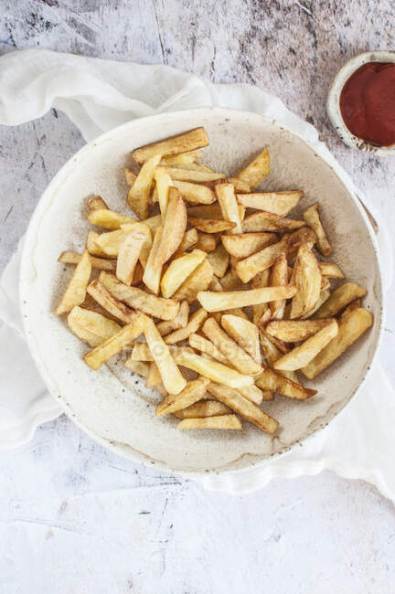 Homemade french fries served with ketchup — Stock Photo