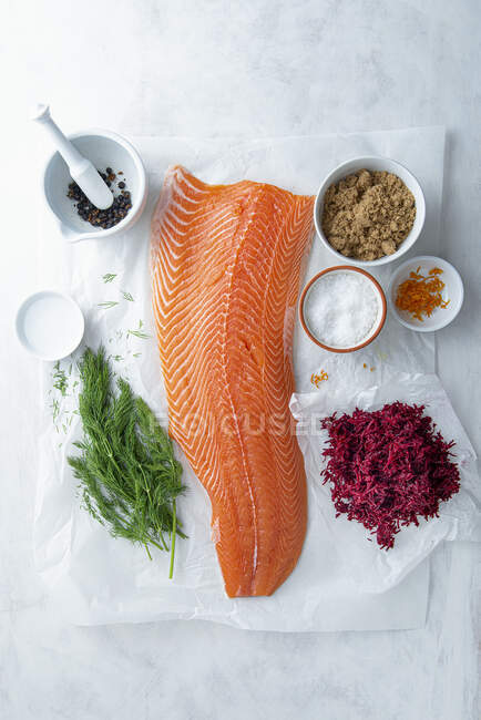 Filetto di salmone e ingredienti per barbabietola, ginepro e salmone stagionato al gin (gravlax) — Foto stock