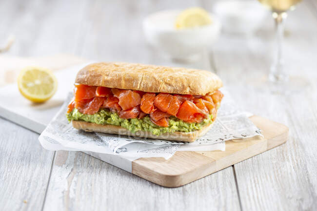 Sandwich with smoked salmon and avocado — Foto stock