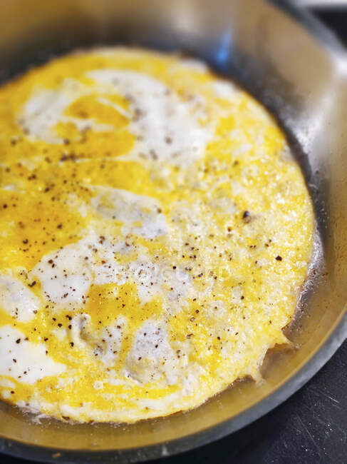 Scrambled egg in frying pan — Stock Photo