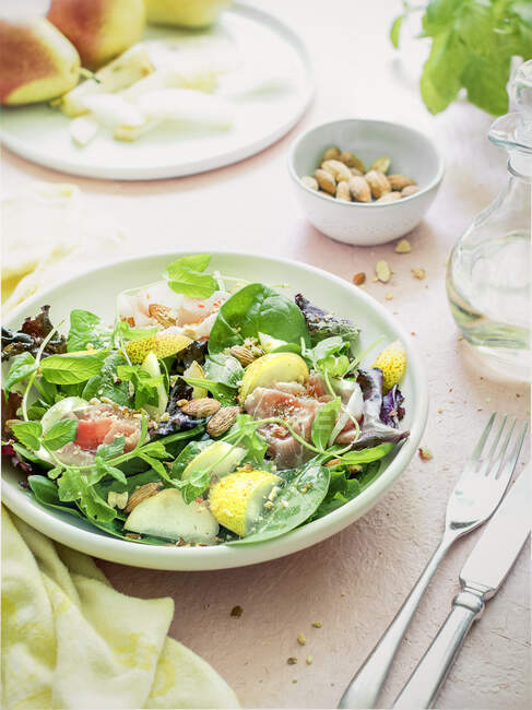 Salat mit Birne, Schinken und Minze mischen — Stockfoto