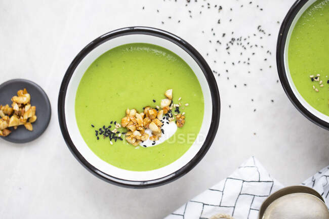 Zuppa di piselli con guarnizione di noci, sesamo e yogurt — Foto stock