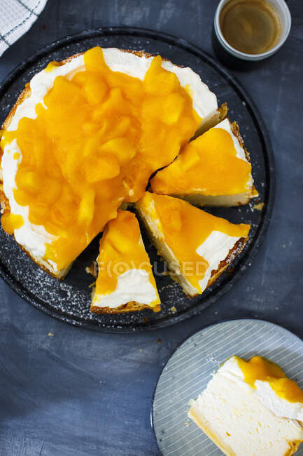 Sliced mango Cheesecake top view - foto de stock