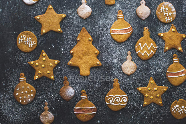 Abetos de jengibre, adornos y estrellas, galletas de Navidad - foto de stock
