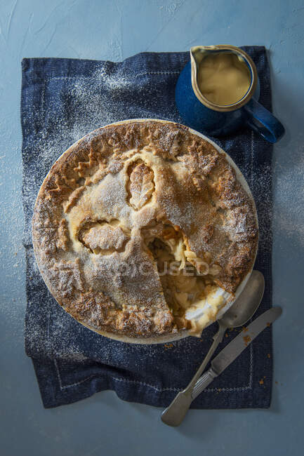 Apple pie with on slice removed, top view — Stock Photo