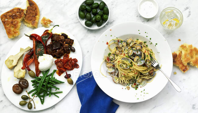 Antipasti und Spaghetti Vongole — Stockfoto
