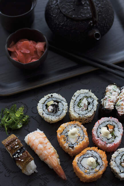 Sélection de sushi nigiri et rouleaux à l'envers — Photo de stock