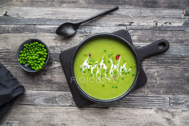 Zuppa di piselli con cipollotti e peperoncino — Foto stock