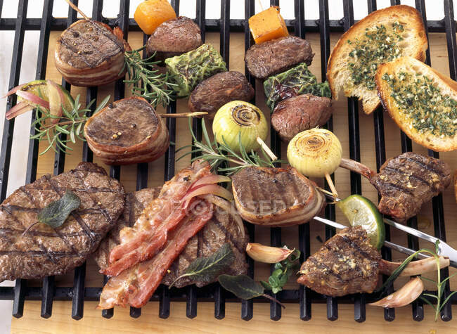 Viandes et légumes de gibier sur un grill — Photo de stock