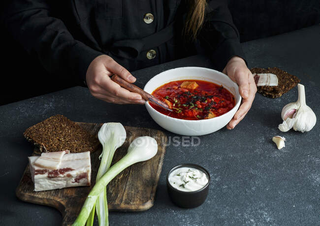 Borsch, Red beetroot soup with female hands, Russian and Ukrainian food — Stock Photo