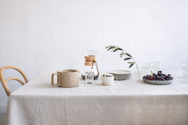 Красивый белый стол с кофе и чашкой чая на деревянном фоне — стоковое фото