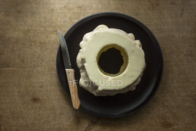 Белый торт на тарелке — стоковое фото