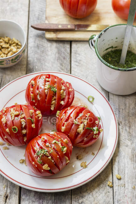 Egyptian salad from tomatoes with walnuts and baladi dressing — Stock Photo