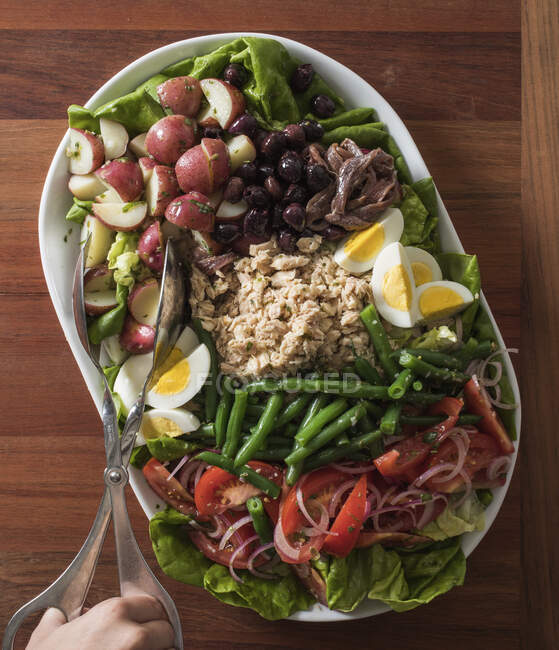 Leckerer Salat mit Fleisch und Gemüse, gesunde Ernährung — Stockfoto