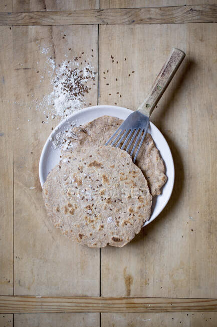 Spelt wraps with a spatula on a plate — Stock Photo