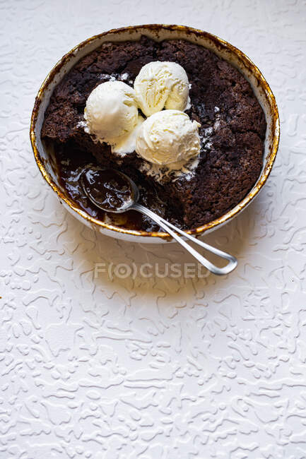 Pudding au chocolat auto-soucoupe avec crème glacée — Photo de stock