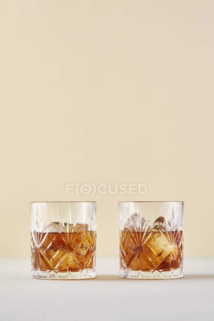 Dos whiskey en las rocas - foto de stock