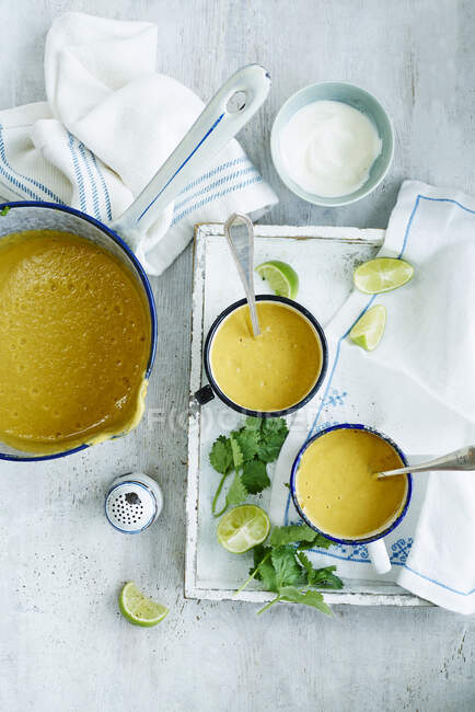 Тыквенный суп с лаймом — стоковое фото