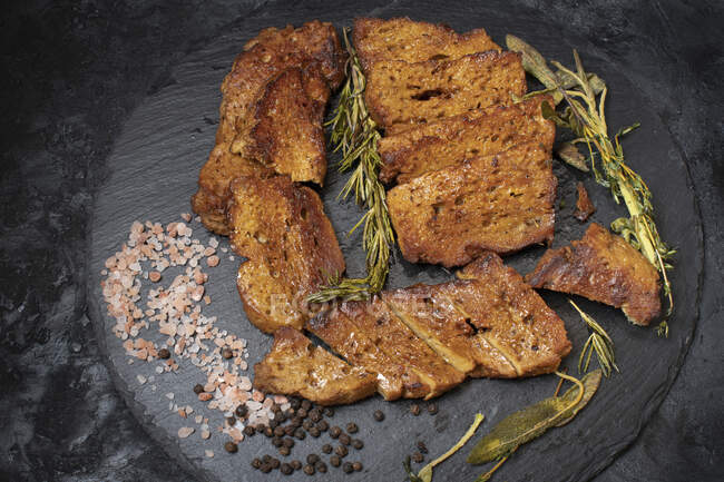 Gebratene Seitan-Steaks mit Kräutern und Gewürzen auf Schieferteller — Stockfoto