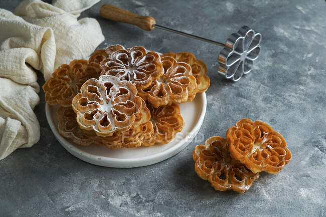 Flores de carnaval, flores manchegas crocantes. Spanish and Scandinavian cookies for Christmas and Easter — Foto stock