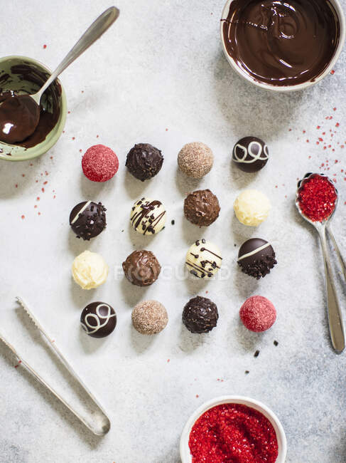 Close-up de deliciosas trufas de chocolate sortidas — Fotografia de Stock