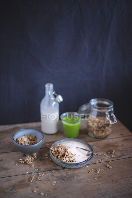 A healthy breakfast with muesli and a smoothie on a rustic wooden table — Stock Photo
