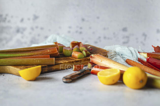 Fresh ginger and cinnamon sticks on a wooden background. — Stock Photo