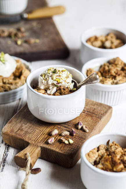 Croccante con gelato al pistacchio — Foto stock