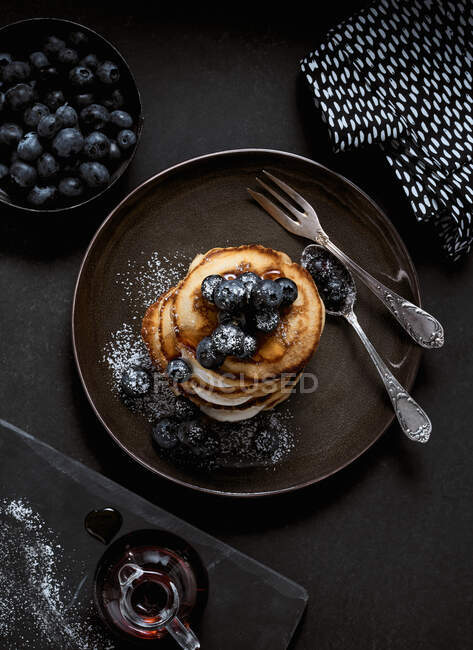 Pancakes with yogurt and blueberries — Stock Photo