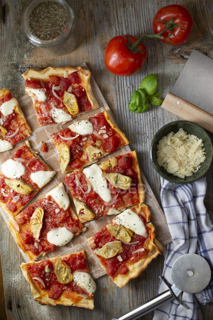 Pizza vegetariana con carciofi, mozzarella, origano e cipolle — Foto stock
