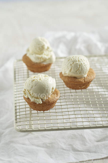 Mini muffins de amêndoa com sorvete de baunilha — Fotografia de Stock