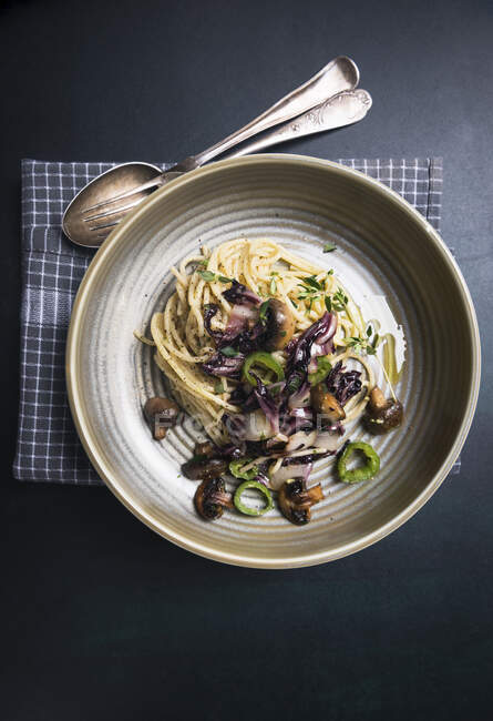 Spaghetti con radicchio fritto, funghi e peperoni — Foto stock