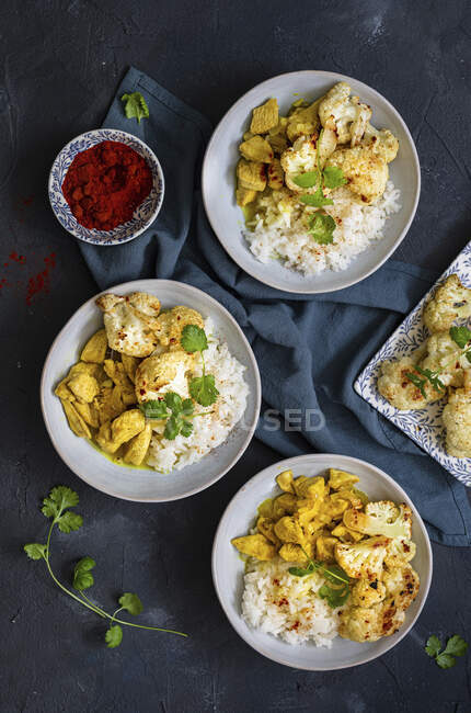 Coconut curry chicken with roasted cauliflower and rice — Fotografia de Stock