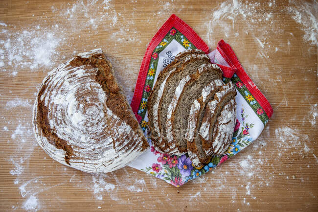 Wholemeal sourdough bread with ground flax seeds and sunflower seeds, sliced — Stock Photo