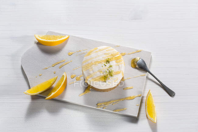 Апельсиновые пирожные с апельсиновым соусом и цитрусовыми ломтиками — стоковое фото