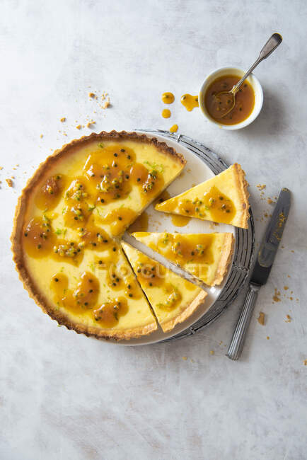 Lime and coconut tart with orange passion fruit sauce — Stock Photo