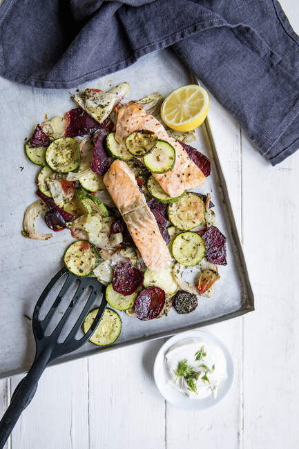 Salmon with oven-roasted vegetables — Stock Photo