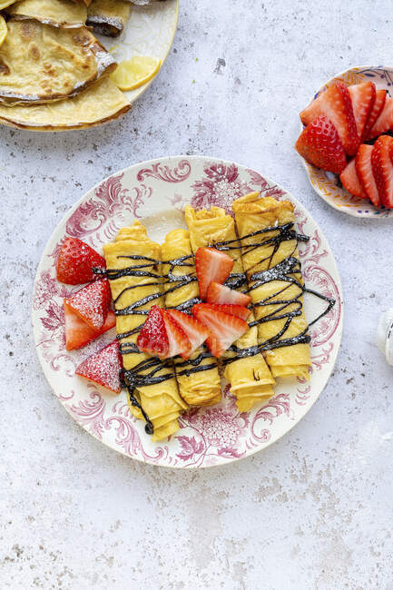 Pancakes with chocolate sauce and strawberries — Stock Photo