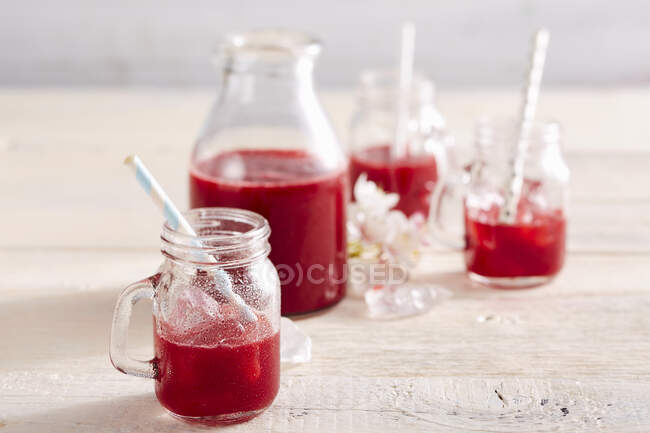Licor de cereja azedo caseiro em garrafa e óculos — Fotografia de Stock