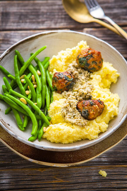 Polenta with chicken and spinach meatballs and green beans — Stock Photo