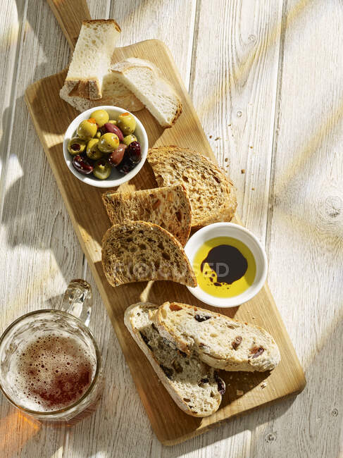 Хлеб с сыром и овощами на деревянном столе — стоковое фото